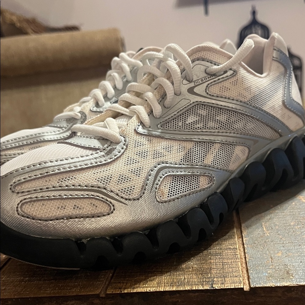 Men’s Size 7 Reebok Zigtech Metallic Silver and White Athletic Shoes
